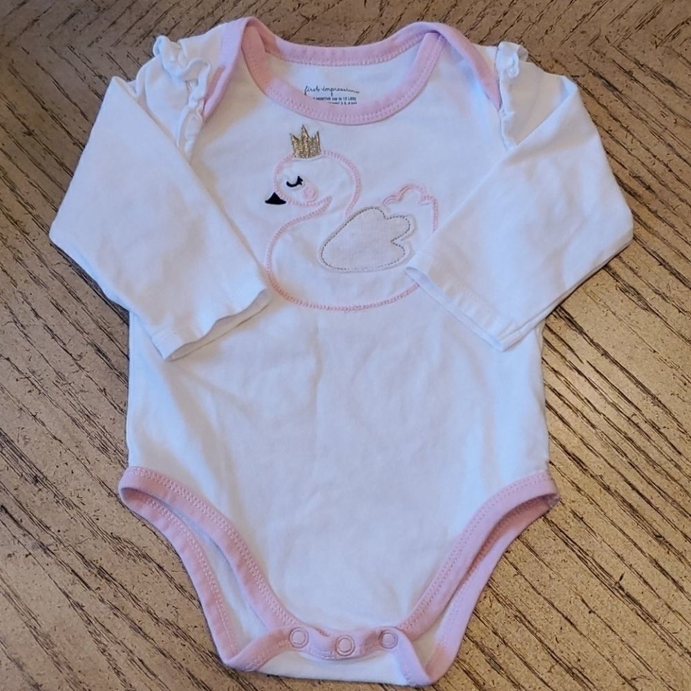 0-3 month long sleeve onsie. First Impressions.